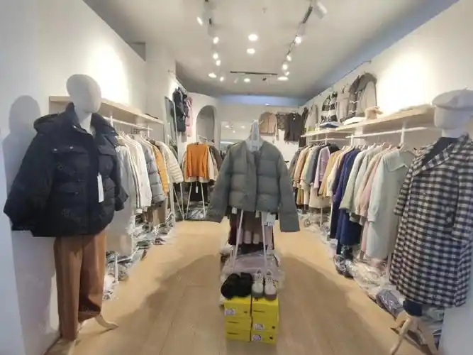 【15图】易转 市中心商业大厦女装店低价急转,20平 无转让费 可空转