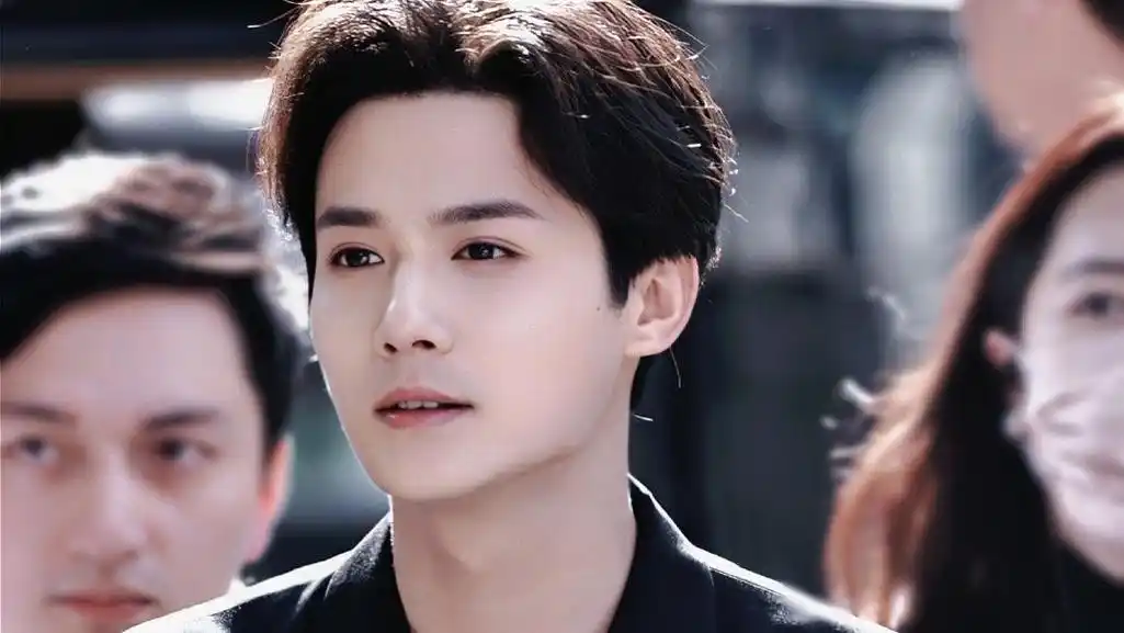 郑业成携女友筑爱巢,同居生活甜如蜜 郑业成与女友同居,共同打造属于