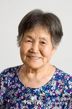 棚拍八十岁中国老太太头像
