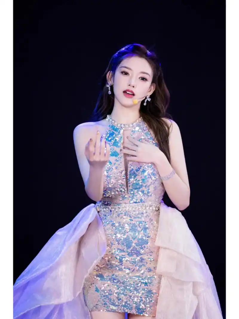 程潇今年的跨年晚会造型真的好看耶,少有的无刘海造型,意外很适合她!