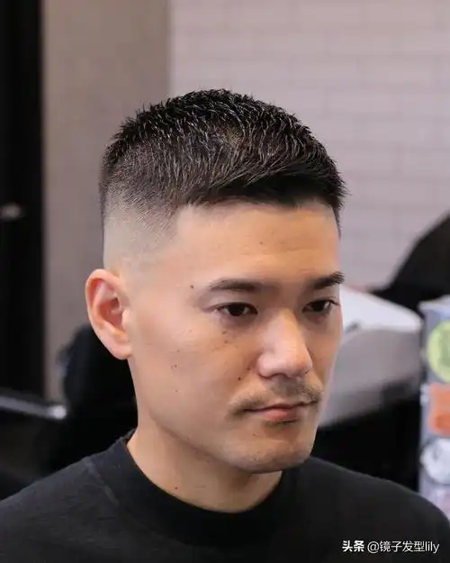 短碎发可以说是最受男士欢迎的发型了,因为大多数男士都在剪,简单清爽