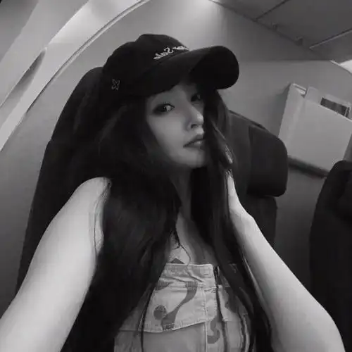 张天爱自拍照曝光,心情大好散发迷人魅力,令人心生向往!