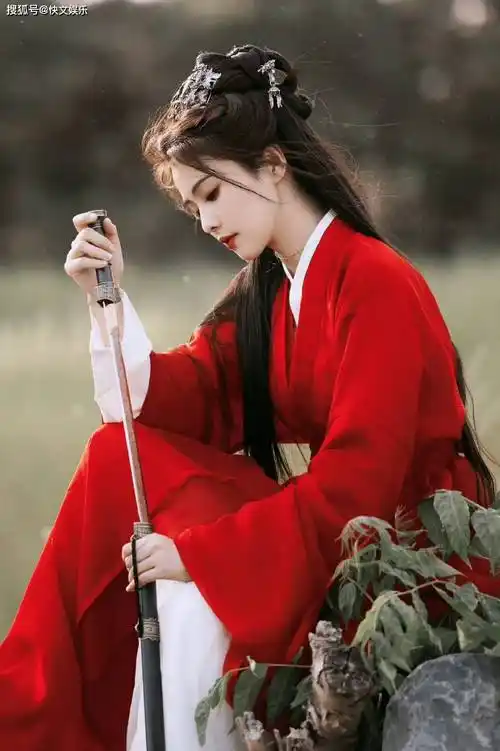 29岁女星白鹿剧照曝光!红衣古装造型唯美可爱,感情如一张白纸