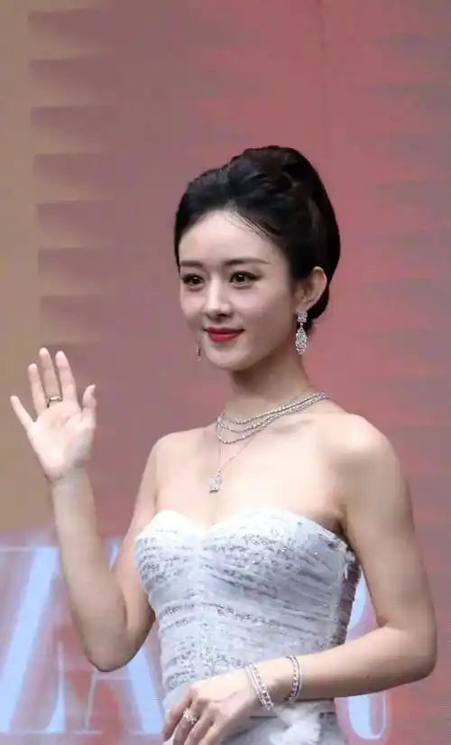 红毯:赵丽颖玉兰花开,杨颖美貌依旧,杨紫穿搭太好看_衣服_迪丽热巴