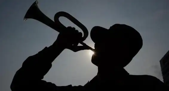 他是红军司号员,成八路军分区司令,一人在日军的包围中吹起军号