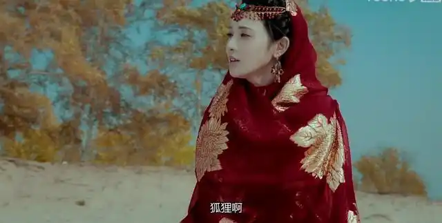 沙漠里小枫这个红裙装据说在网上很火,但是小e觉得她再遮个面纱的话