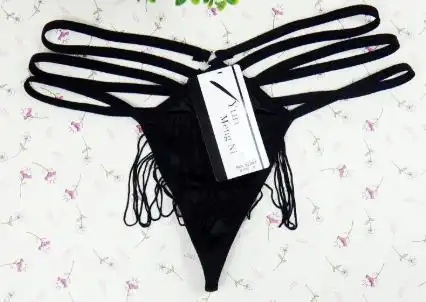 腰上有黑色带子的内裤