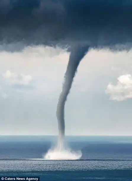 意大利热那亚附近海面出现巨大水龙卷 场面震撼