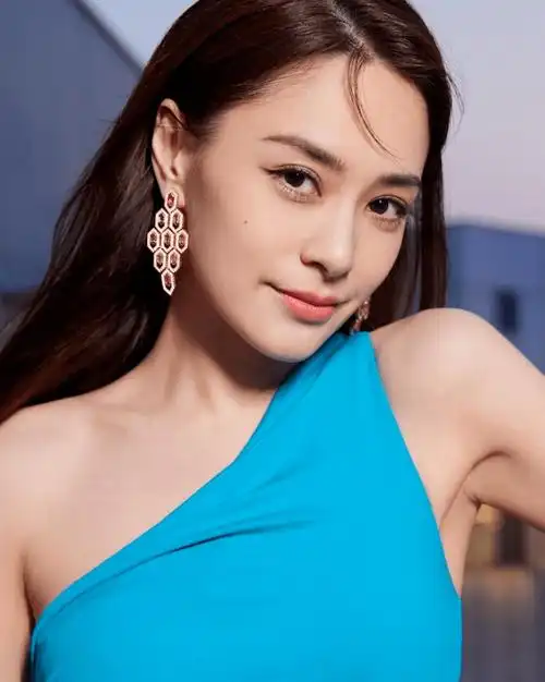 42岁阿娇晒泳装照性感撩人!与"女版陈冠希"同游?_皇甫圣_度假_照片