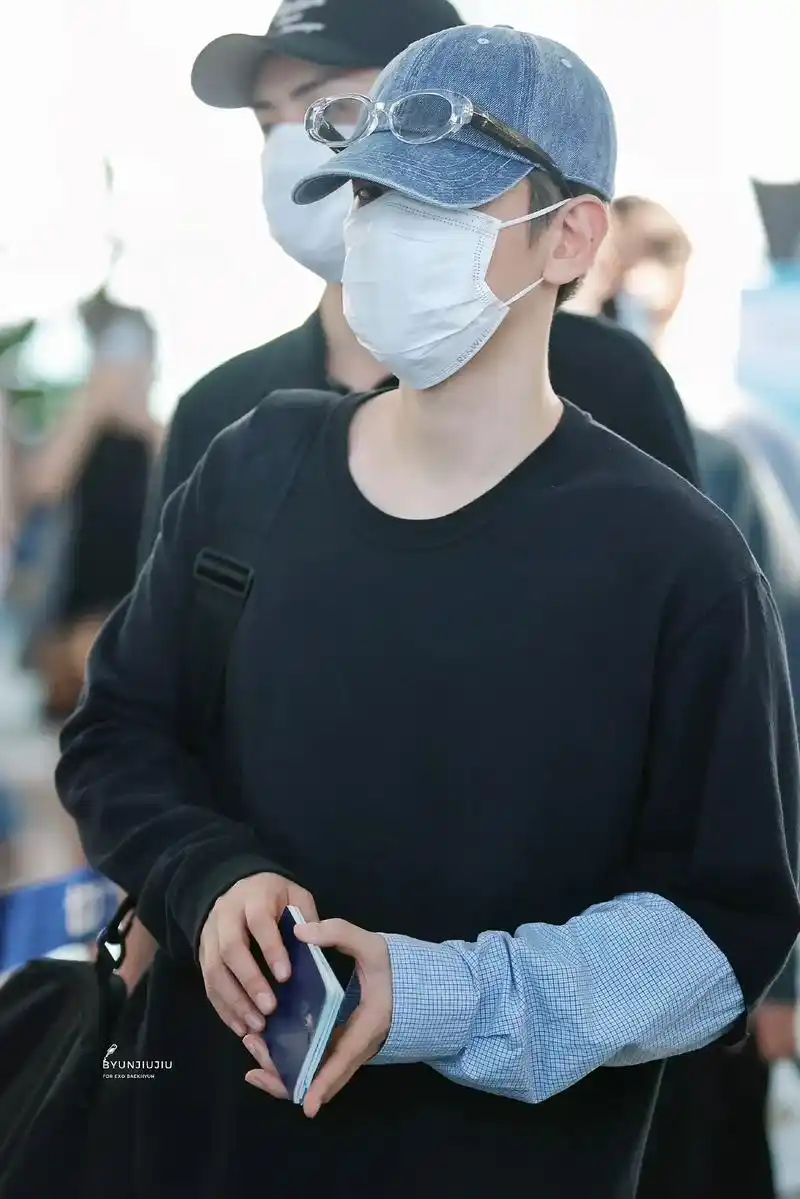exo青岛签售会 #机场照 #边伯贤 #生图  第一张眼神 - 抖音