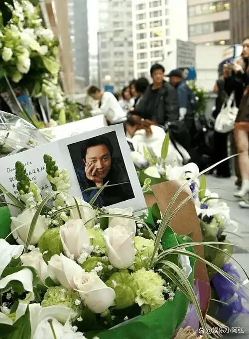 明星最壕葬礼警车开道30万人送行水晶棺顶常人20年收入