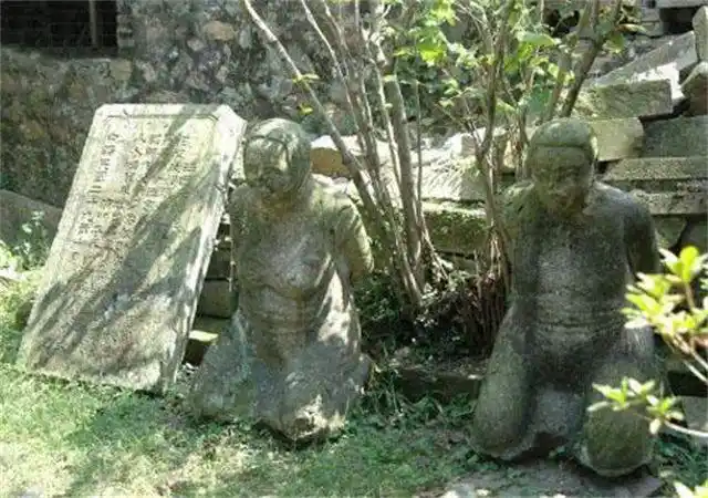 汪精卫后人回南京祭拜看到父母的跪像哭后做错事就该受惩罚