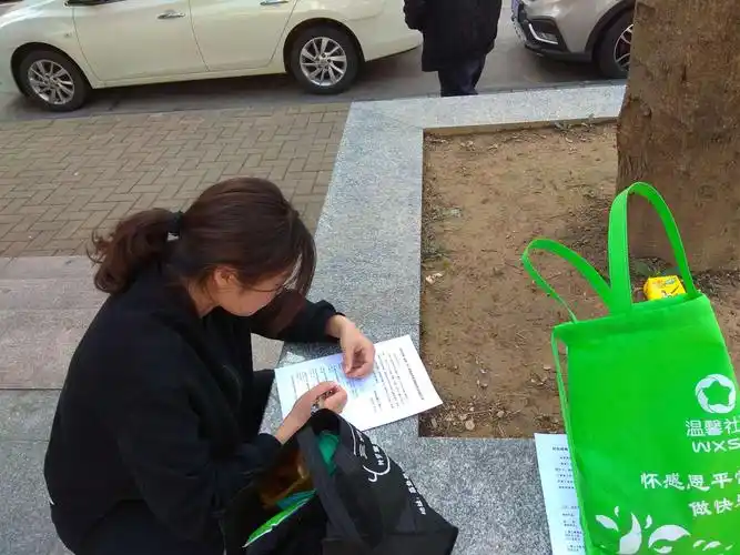 居民认真填写调研问卷