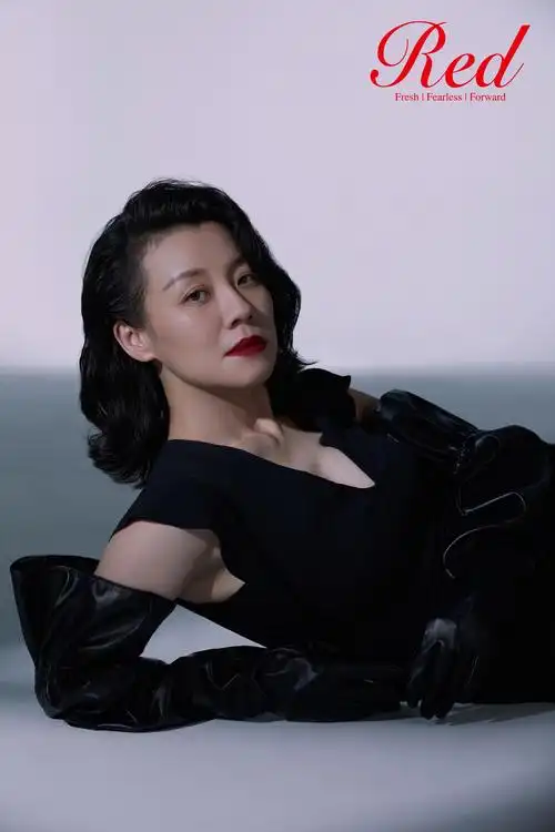 刘琳曝光杂志封面大片 刚柔并济彰显优雅大气