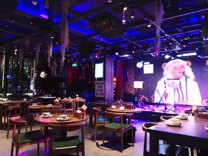 晚上   点以后,每个整点都会有歌手驻唱