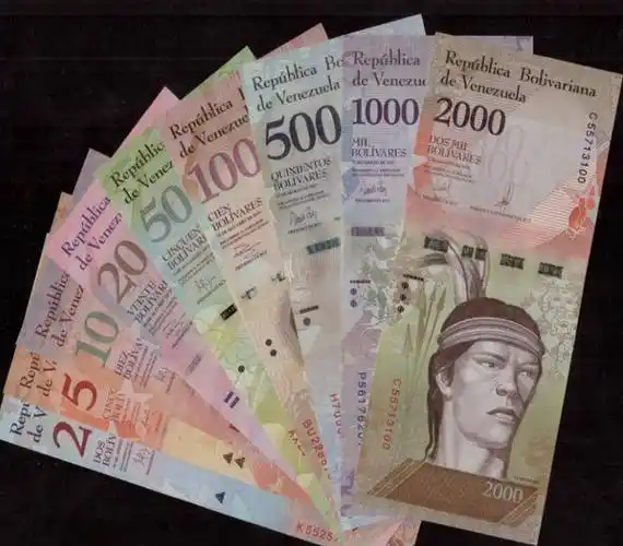 原创一瓶水卖800万钱掉地上无人捡委内瑞拉人人都是亿万富翁