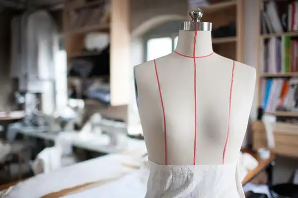 服装设计室里的裁缝模特