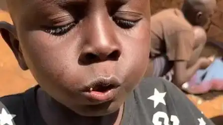 非洲孩子饿了几天啊,吃的什么东西啊?太能吃了吧!