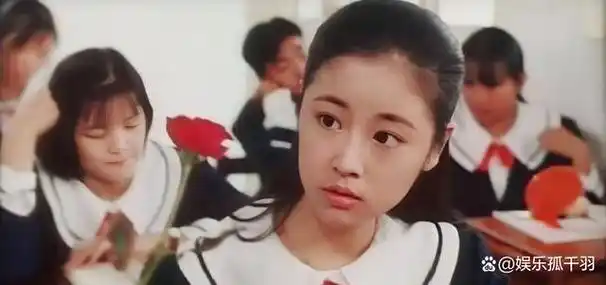 她的家庭条件很好,小时候原本计划出国留学,但她不顾家人反对,坚决