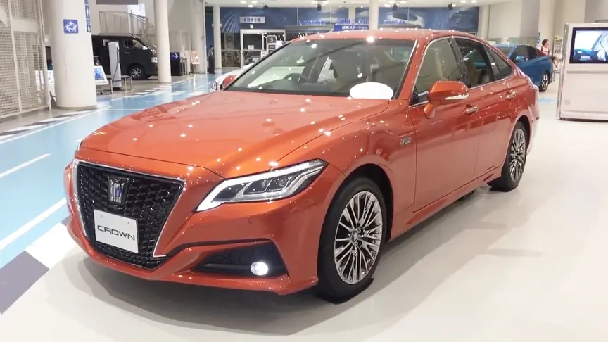 2021款丰田皇冠trd版霸气亮相比宝马5系好看