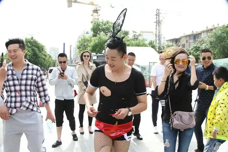 河南男子遭闹婚 扮成"兔女郎"闹市发红包