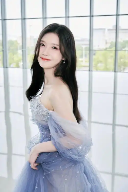 陈意涵estelle超话91#陈意涵芭莎造型#取银河星辉之色,闪耀盛放于