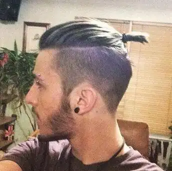 两边剃掉中间扎辫子的发型 绝对个性男生发型(3)