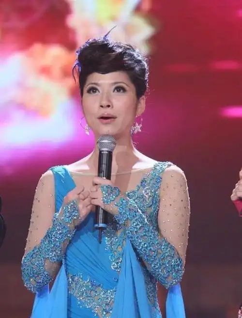 吉雪萍在走红后没有放弃自己的学业,凭借自己的努力考上了上海戏剧