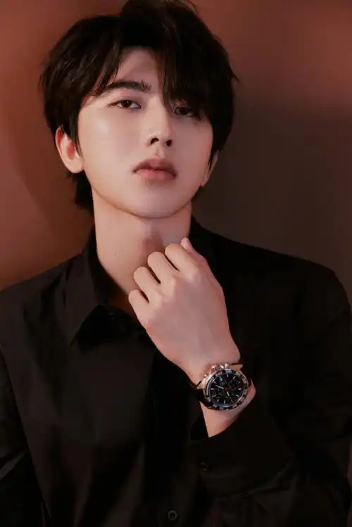 蔡徐坤秋日光影胶片感大片##蔡徐坤allblack风衣造型##蔡徐坤秋日