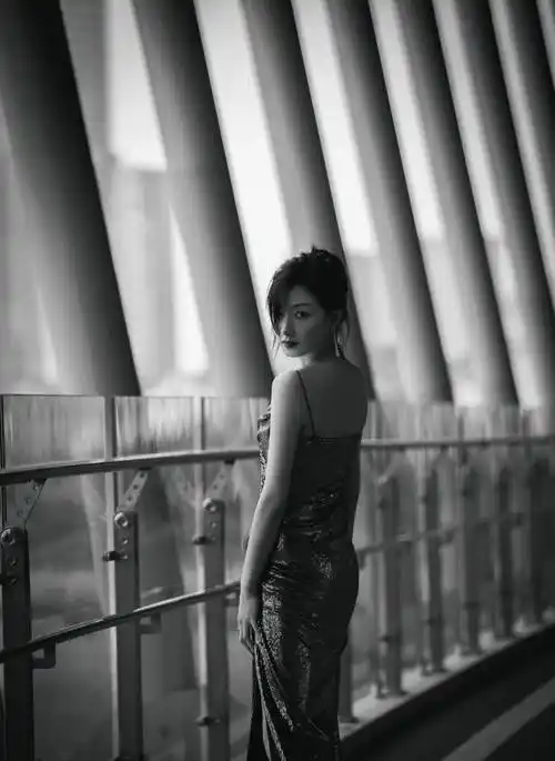 万茜的黑白电影感大片,黑白港风感影像照片超级惊艳!_张看_时尚_社交