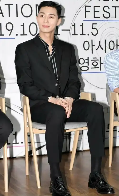 建议娱乐圈的男明星每人发一双