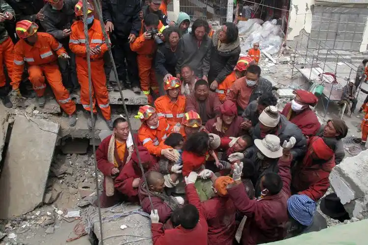 玉树地震13岁藏族女孩被埋54小时后获救