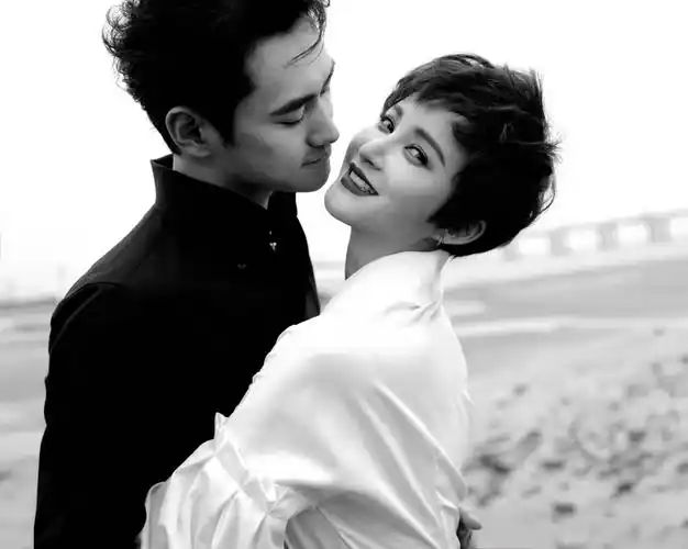 袁弘夫妇走红毯都要秀恩爱!