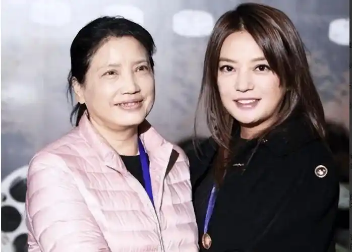 赵薇母亲晚年遭遇巨变儿子离婚女儿封杀丈夫因病去世
