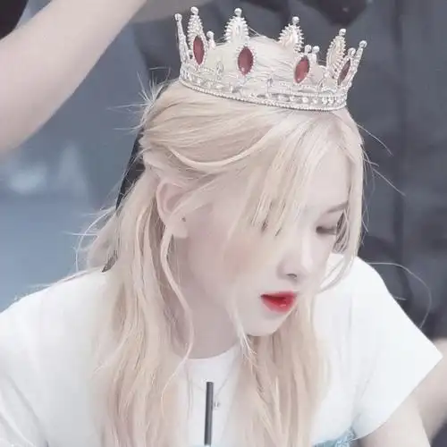 朴彩英rose滤镜头像抱图收藏加点赞 cr温桑