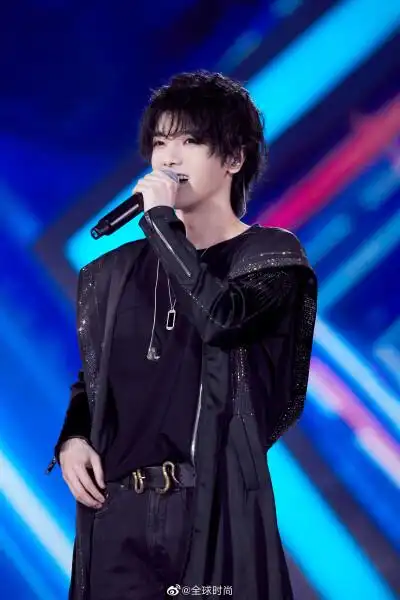 爱豆羊毛卷发型#华晨宇的羊毛卷短发必须拥有姓名,本就是日系少年风