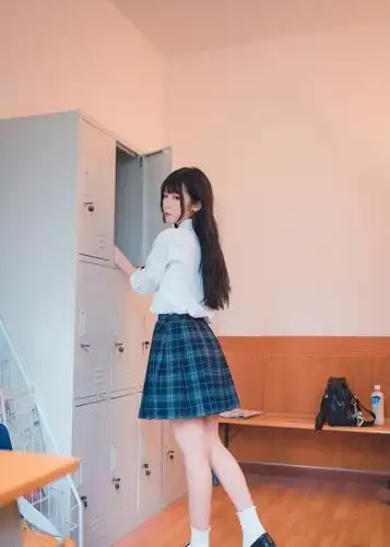 这位jk少女能请你端正的坐好吗?你这样我没办法集中精力上课呀