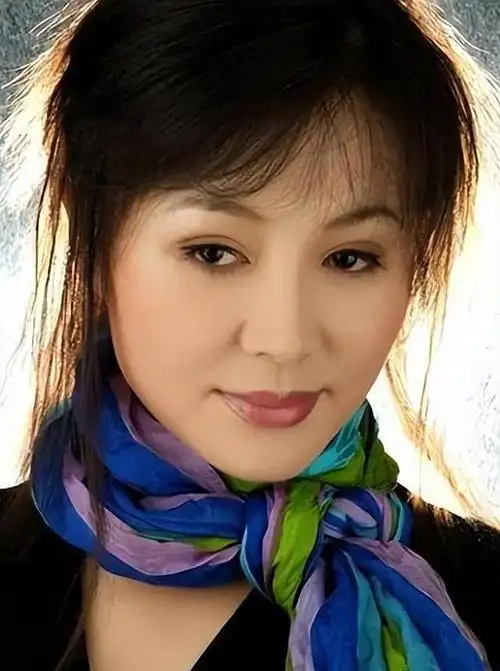 人生的坚持与重新开始于晓辉是一位中国东北辽宁省的女演员,她的事业