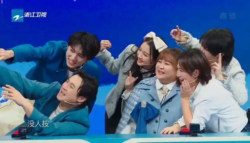 吴彤晒王牌家族合影#《王牌对王牌》原班人马:沈腾,贾玲,华晨宇