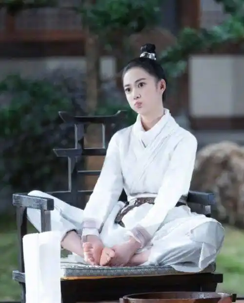 陈钰琪演"风眠晚"备受争议,见到这组定妆照后,大家都闭嘴了_穿着_古风