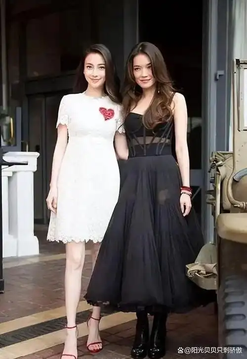 杨颖,艺名angelababy,是中国备受瞩目的女演员和模特,以她精致的五官