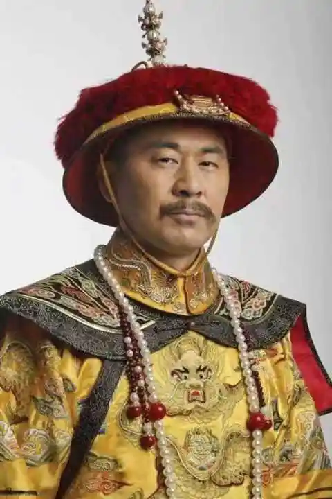 《甄嬛传》演员陈建斌新剧照,踩拖鞋捧粉水杯,与昔日皇帝形象反差巨大