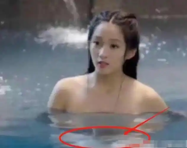 原创看了之后会上火的穿帮镜头关晓彤你忘了水是透明的了吗