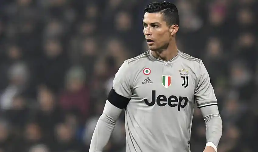 c罗31场造18球(霸气头槌!