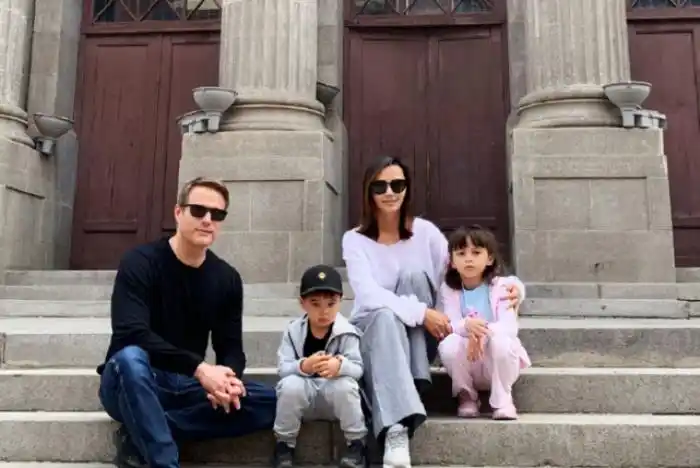 《妈妈是超人》,节目中,除了一双可爱的儿女外,马雅舒老公罗伯特也有