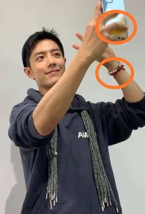 这个小红绳之前肖战就曾摘掉过,但是自从2月份之后肖战就再次戴上了这