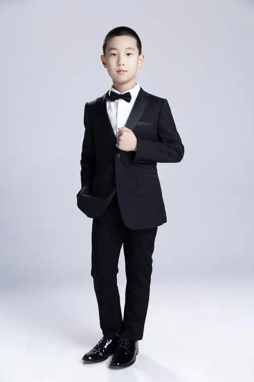 林永健一家三口元宵节包饺子,娇妻颜值超高,9岁儿子像极了他_妻子