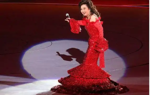 春晚为有她的亮相而破例,宁不要幸福也不改国籍,69岁备受尊敬_徐小凤