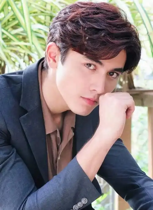 p>纳瓦希·普潘塔奇斯(pon),1996年1月15日出生于泰国曼谷,毕业于 a