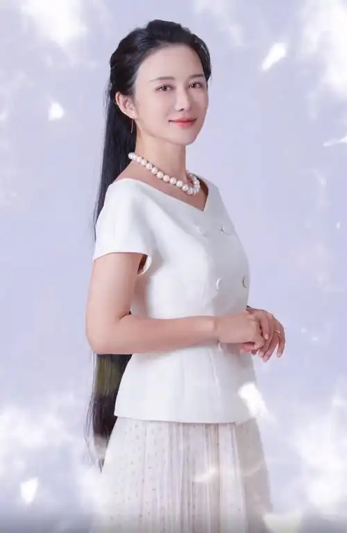 71岁张纪中晒老婆写真大片40岁杜星霖秀小蛮腰越穿越年轻